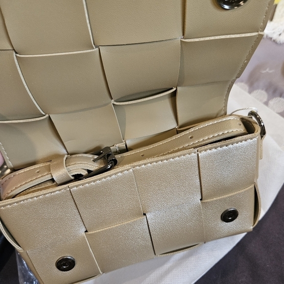 Claudia Canova weave crossbody bag in gold - Picture 3 of 6